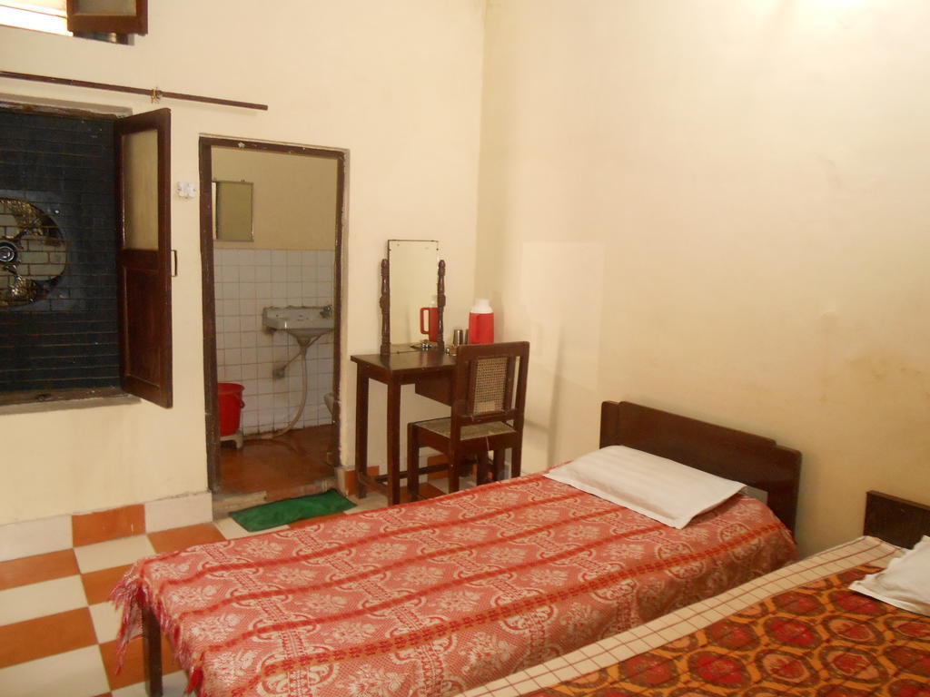 Gaurav Guest House Матура Екстериор снимка